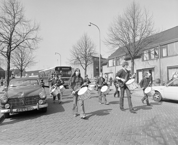 881584 Afbeelding van een drumband, gevolgd door een autobus van het G.V.U. in de Notebomenlaan te Utrecht, tijdens de ...
